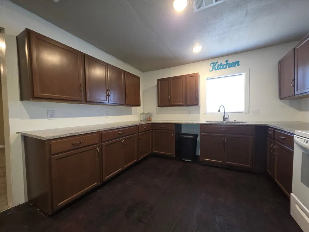 409 E Houston Street Mexia, TX 76667