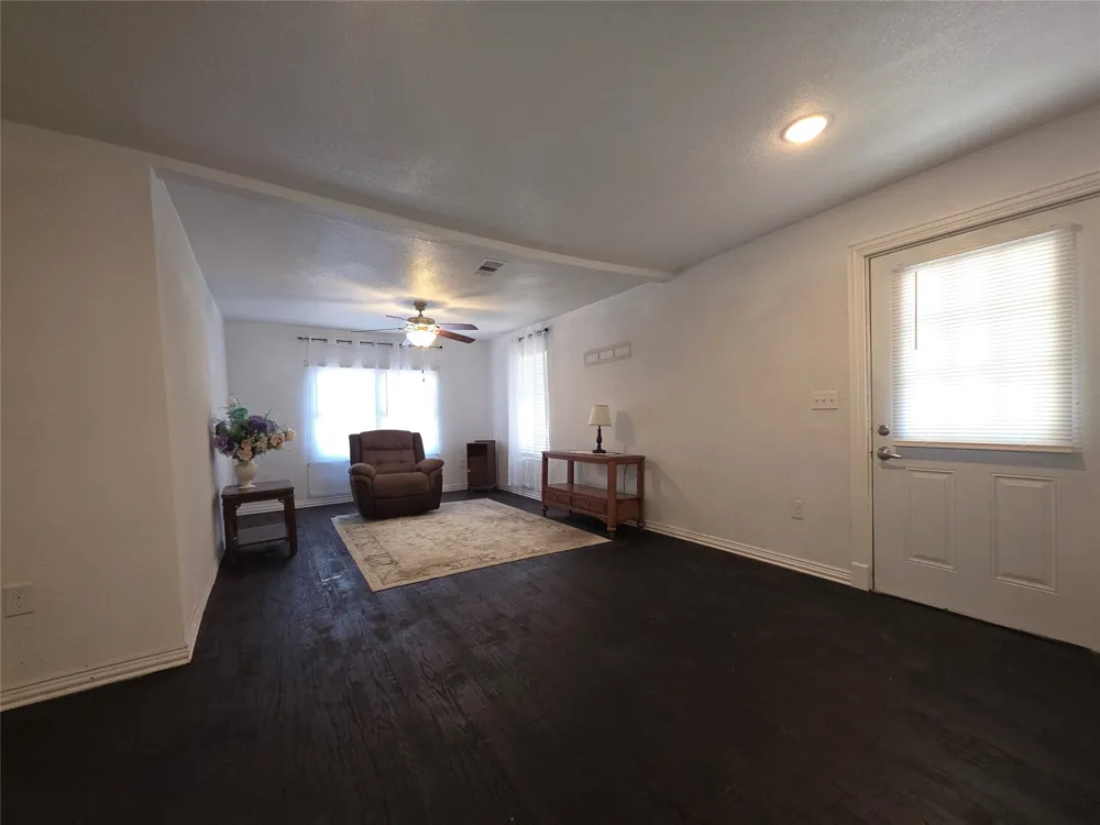 409 E Houston Street Mexia, TX 76667