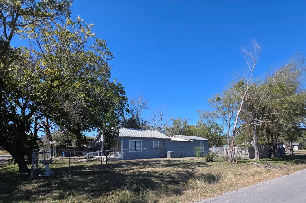 409 E Houston Street Mexia, TX 76667