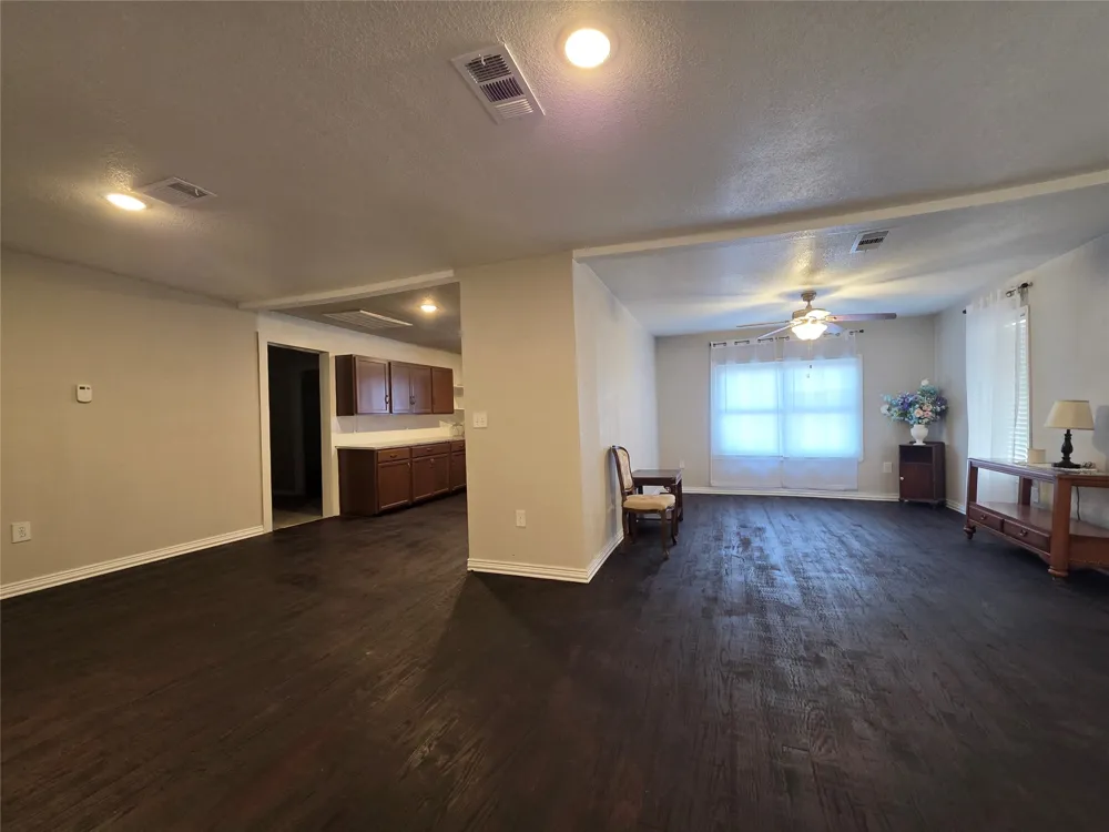 409 E Houston Street Mexia, TX 76667