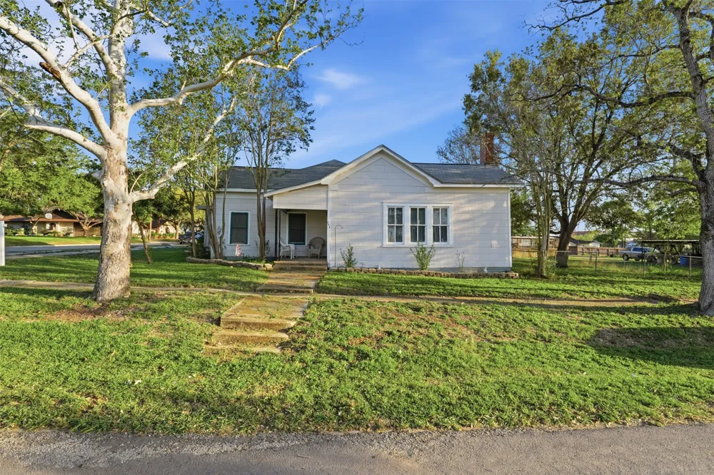 211 E 4th Street Nixon, TX 78140