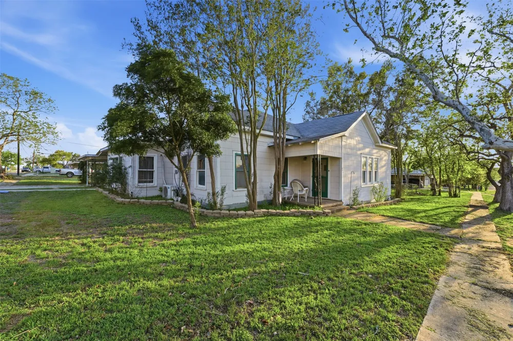 211 E 4th Street Nixon, TX 78140