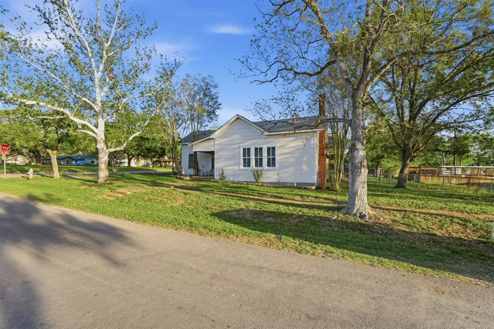 211 E 4th Street Nixon, TX 78140