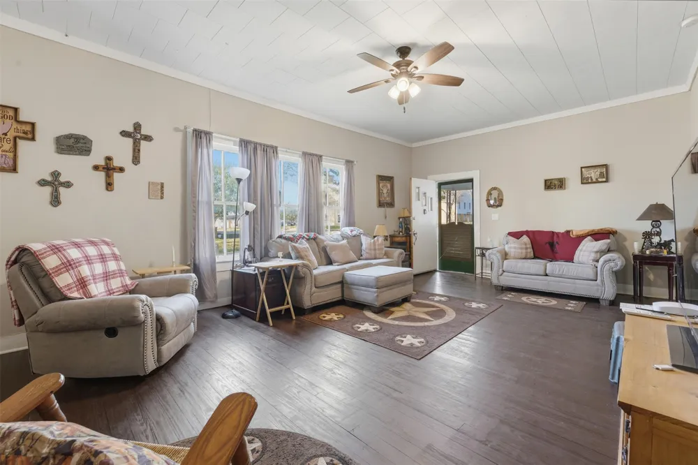 211 E 4th Street Nixon, TX 78140