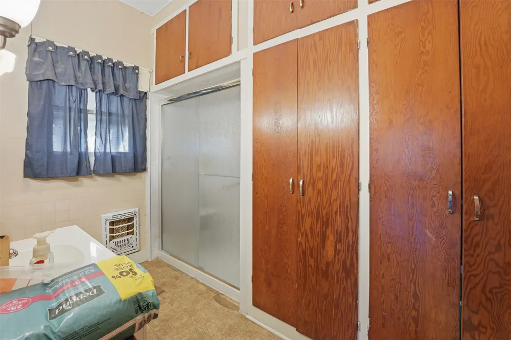 211 E 4th Street Nixon, TX 78140