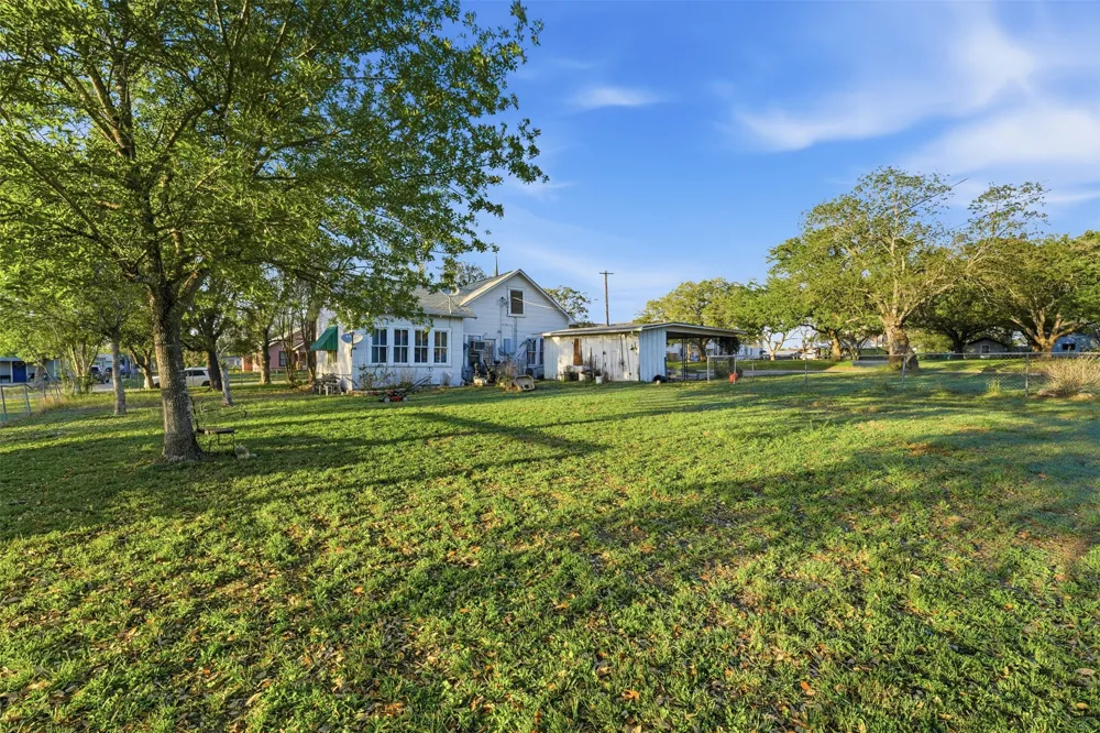 211 E 4th Street Nixon, TX 78140