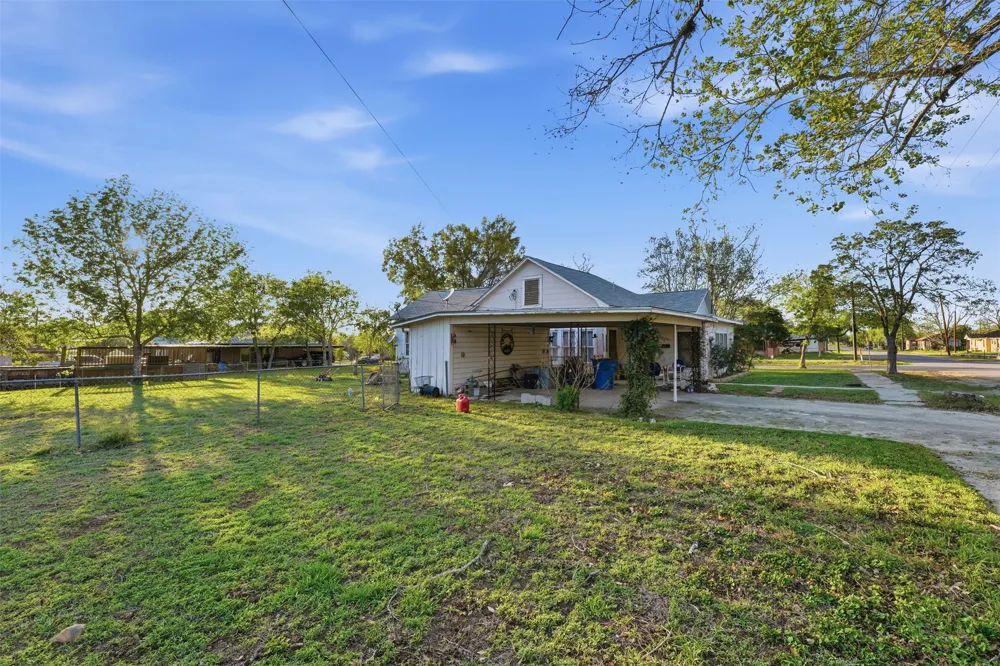 211 E 4th Street Nixon, TX 78140