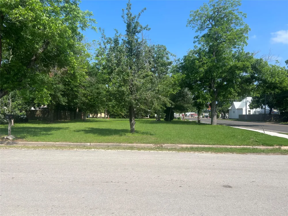 300 Turney Street Smithville, TX 78957