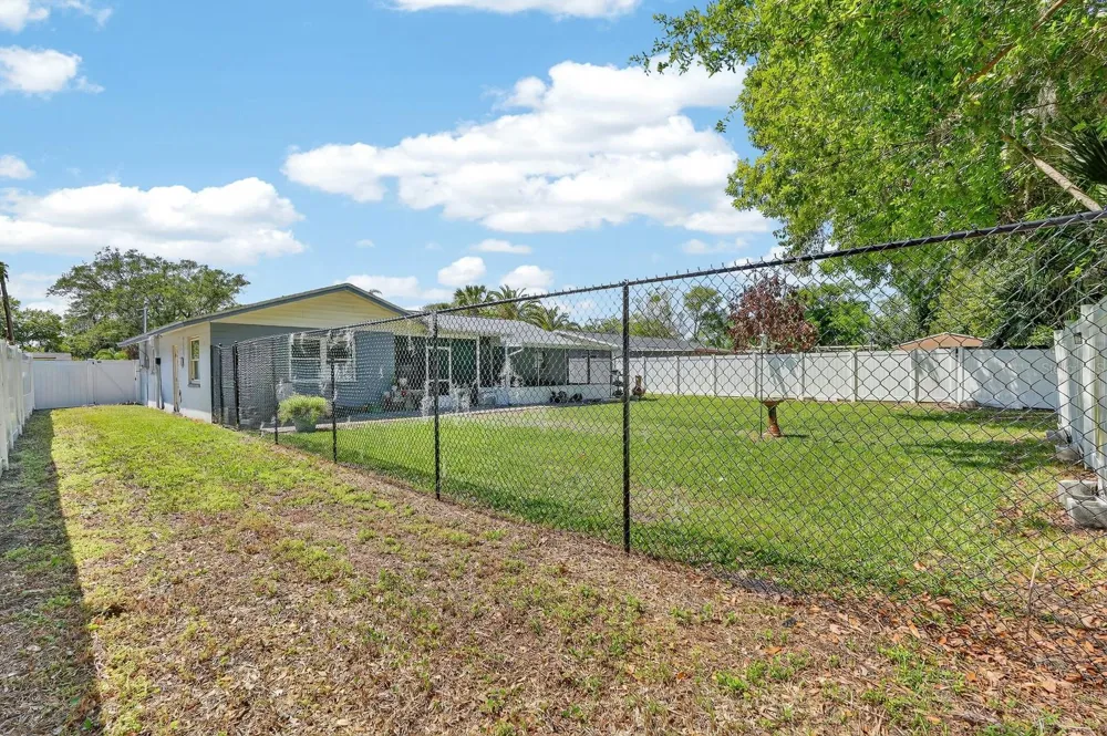 327 LONDON ROAD Daytona Beach, FL 32117