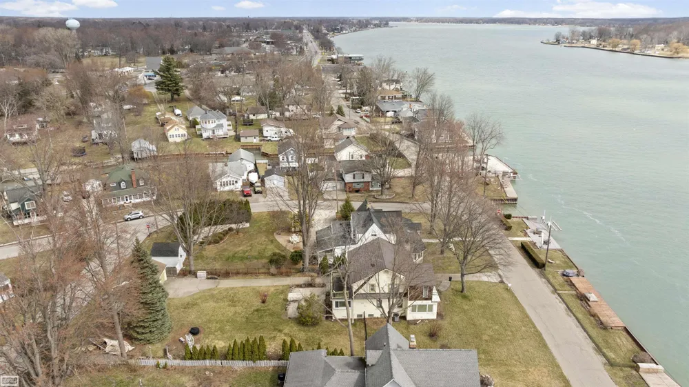 206 Edgewater Drive Algonac City, MI 48001