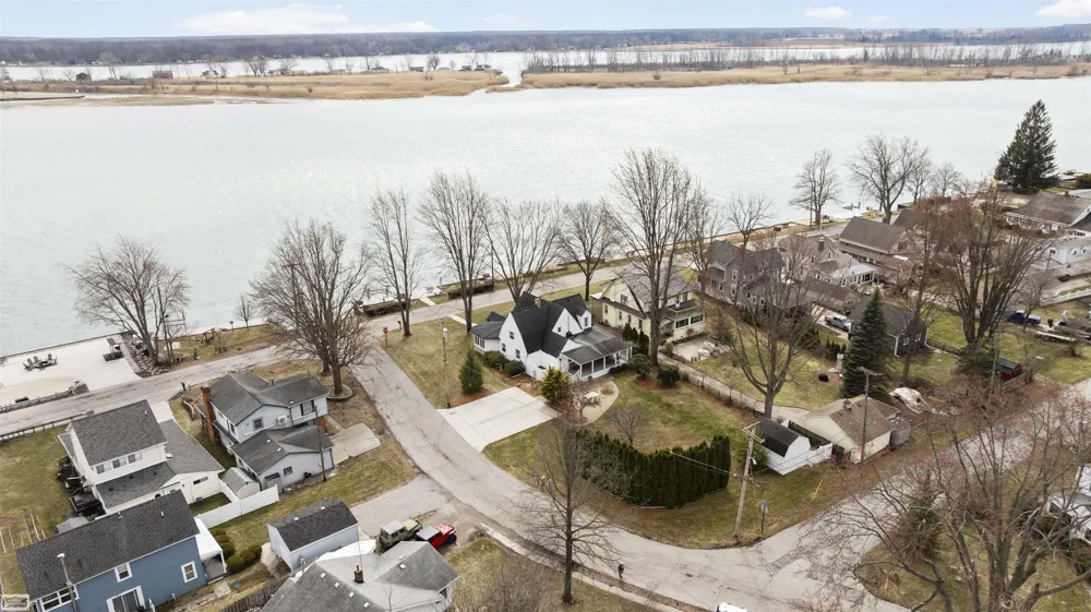206 Edgewater Drive Algonac City, MI 48001