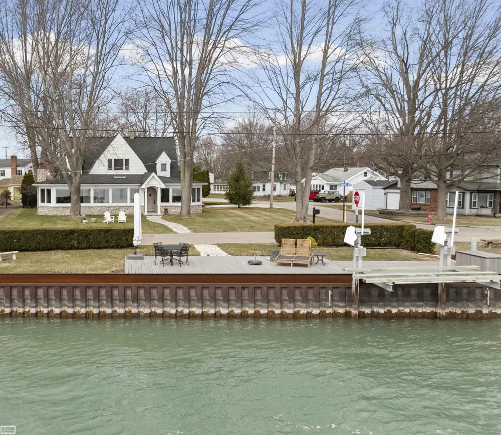 206 Edgewater Drive Algonac City, MI 48001