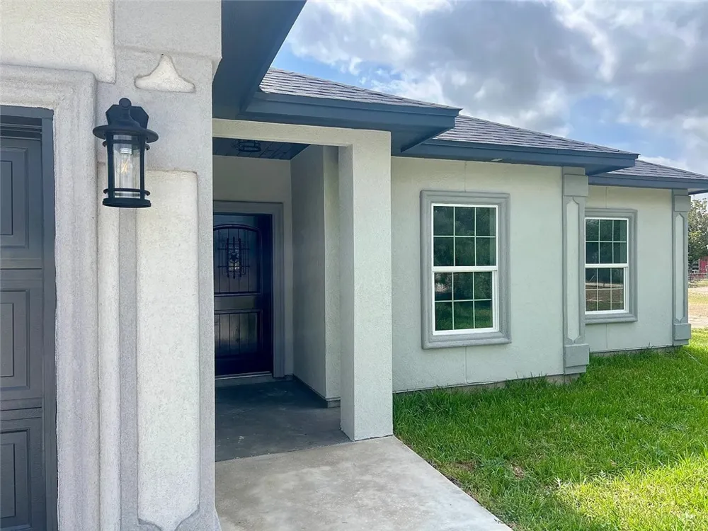 686 County Road 3061 Orange Grove, TX 78372