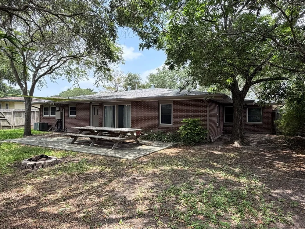 525 Grant Place Corpus Christi, TX 78411