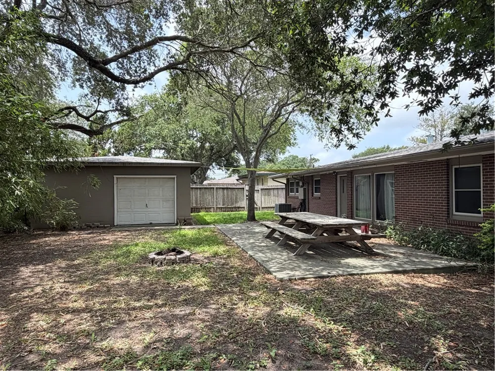 525 Grant Place Corpus Christi, TX 78411