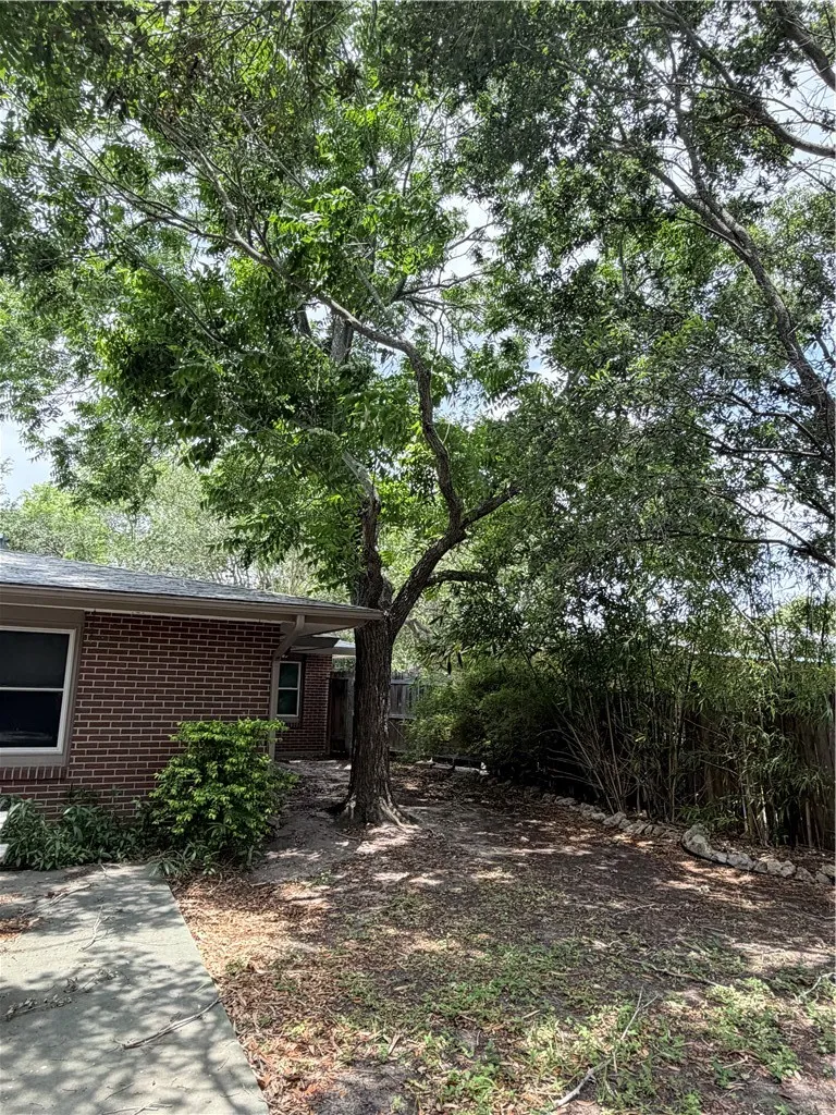 525 Grant Place Corpus Christi, TX 78411