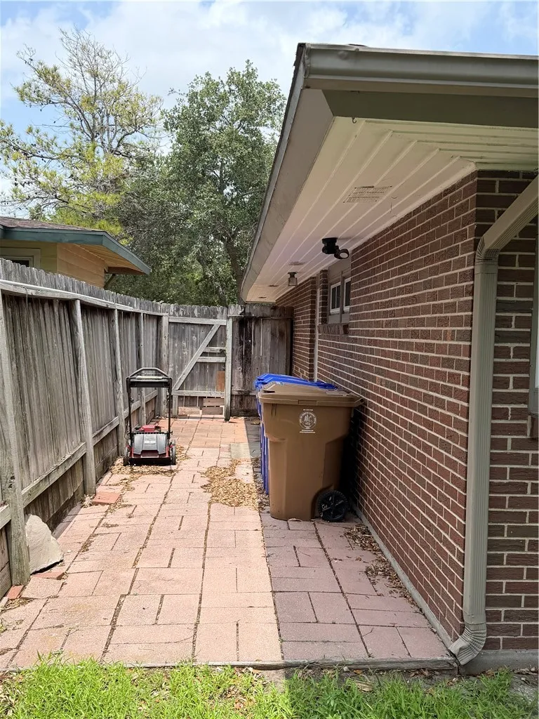 525 Grant Place Corpus Christi, TX 78411