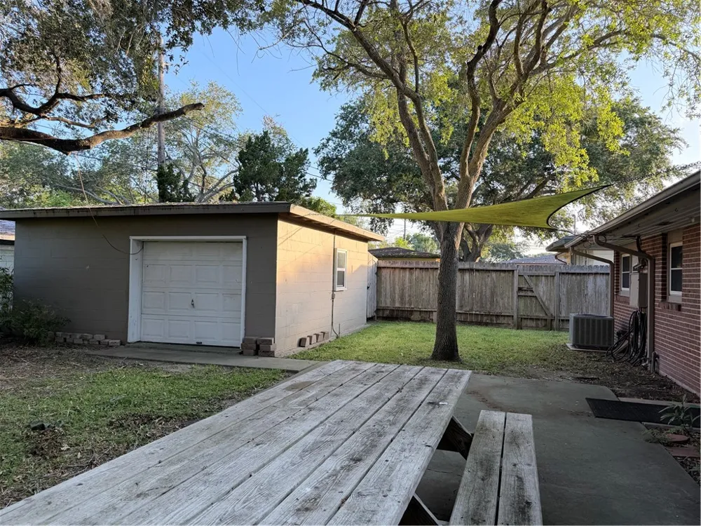 525 Grant Place Corpus Christi, TX 78411