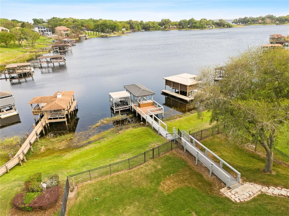 812 JOHNS POINT DRIVE Oakland, FL 34787