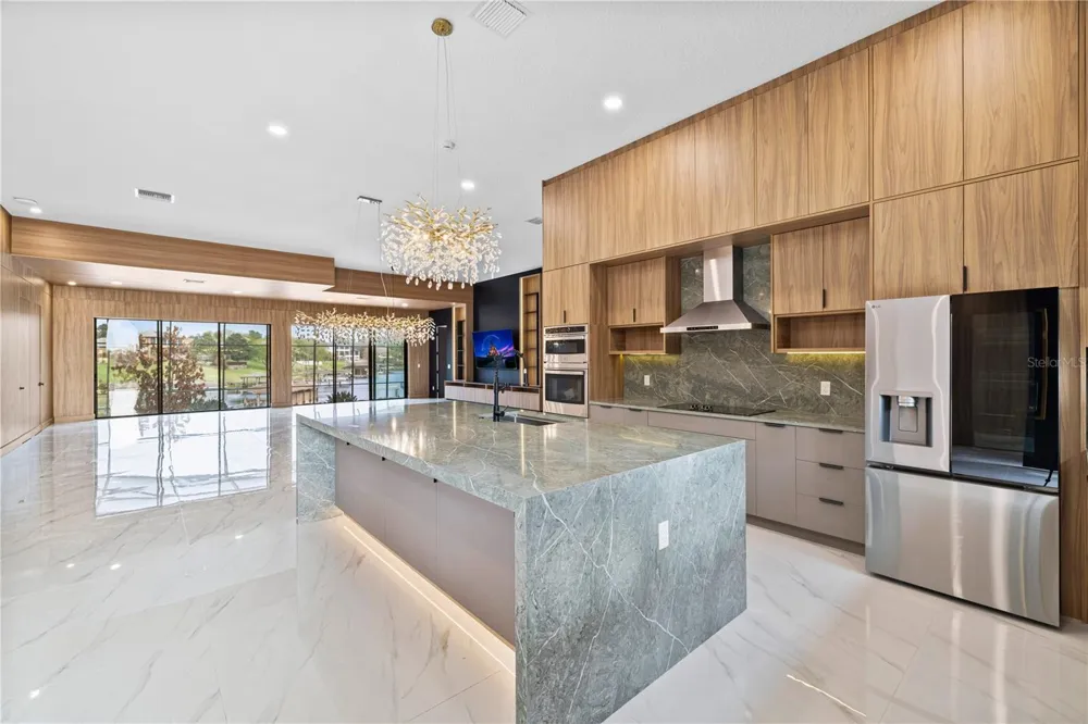 812 JOHNS POINT DRIVE Oakland, FL 34787