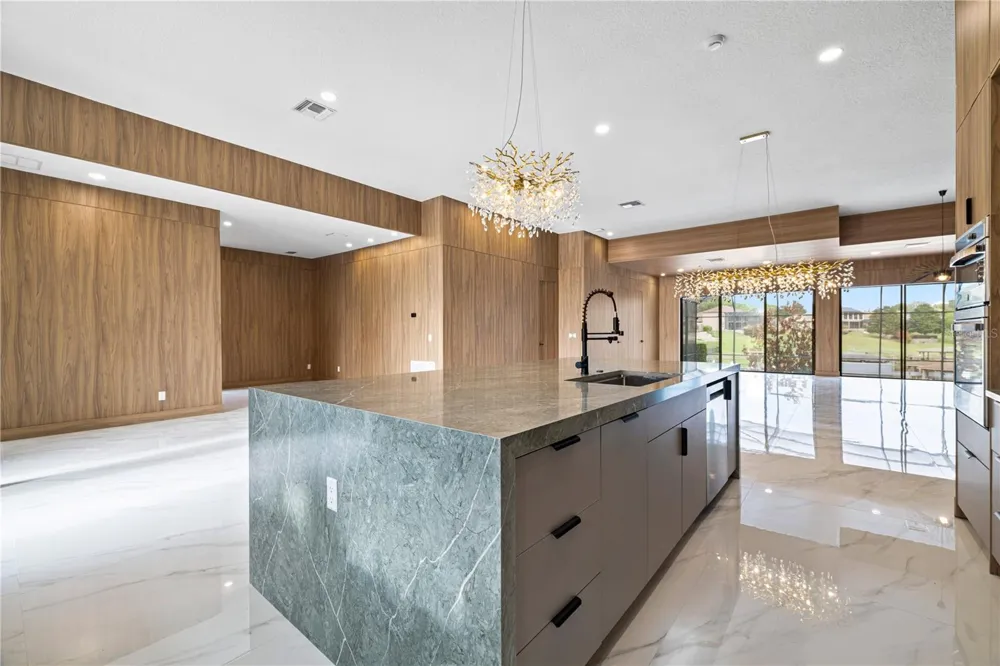 812 JOHNS POINT DRIVE Oakland, FL 34787