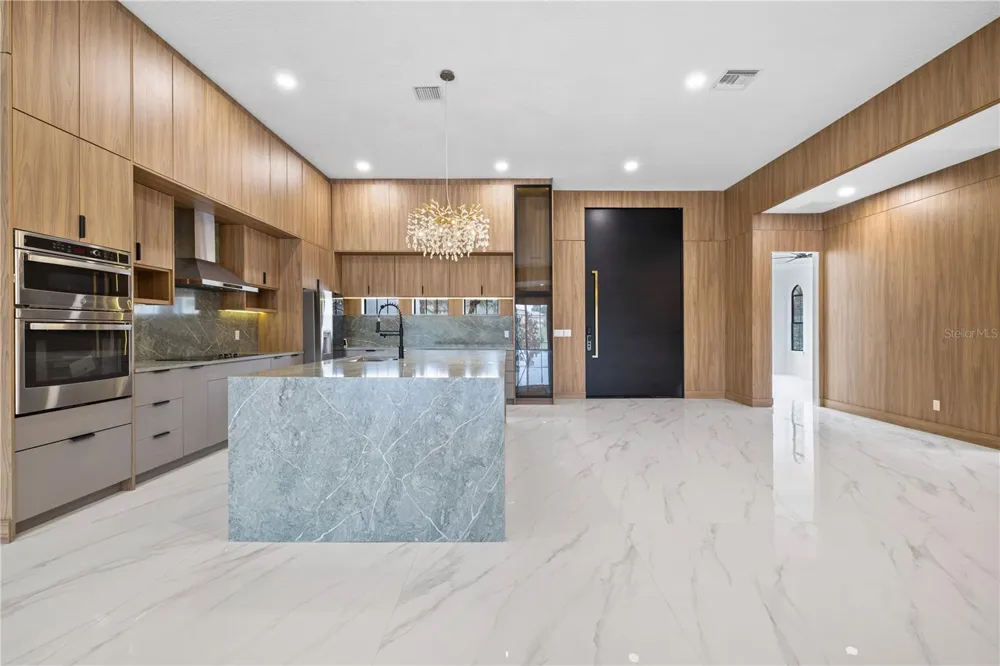 812 JOHNS POINT DRIVE Oakland, FL 34787