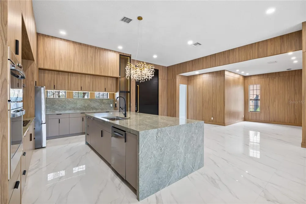 812 JOHNS POINT DRIVE Oakland, FL 34787