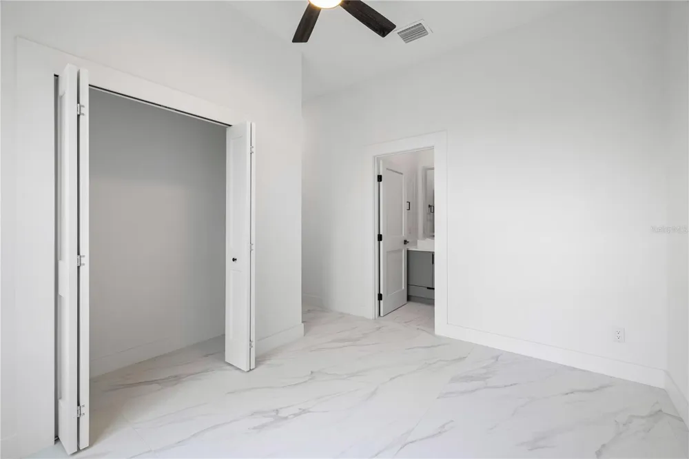 812 JOHNS POINT DRIVE Oakland, FL 34787
