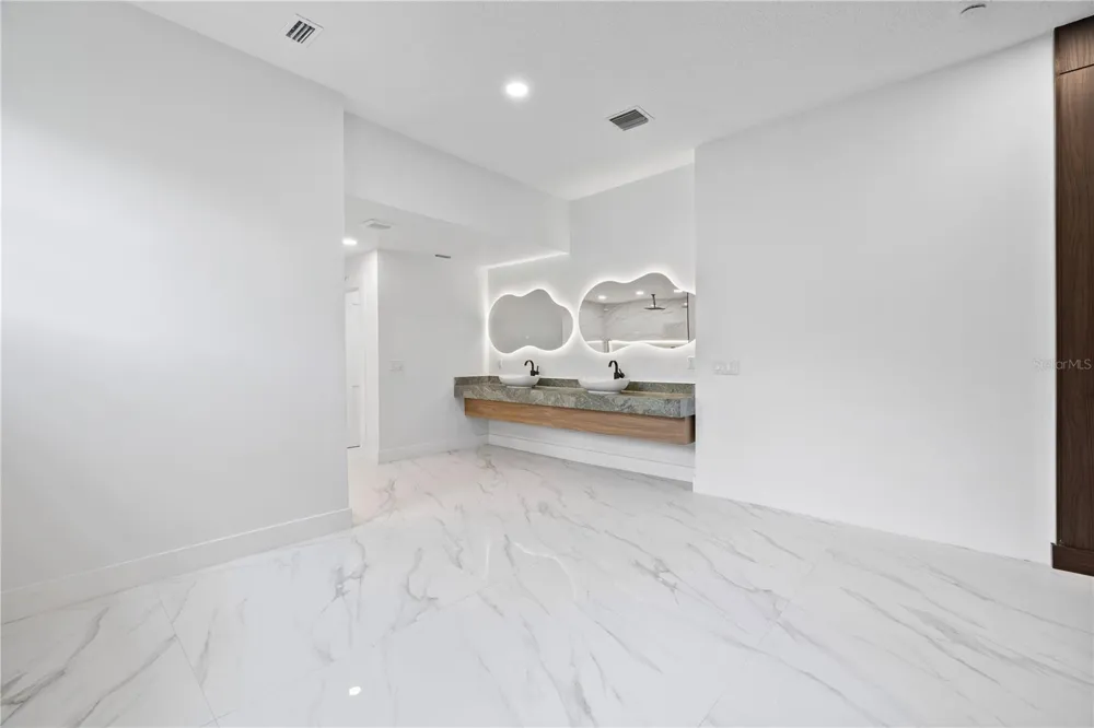 812 JOHNS POINT DRIVE Oakland, FL 34787