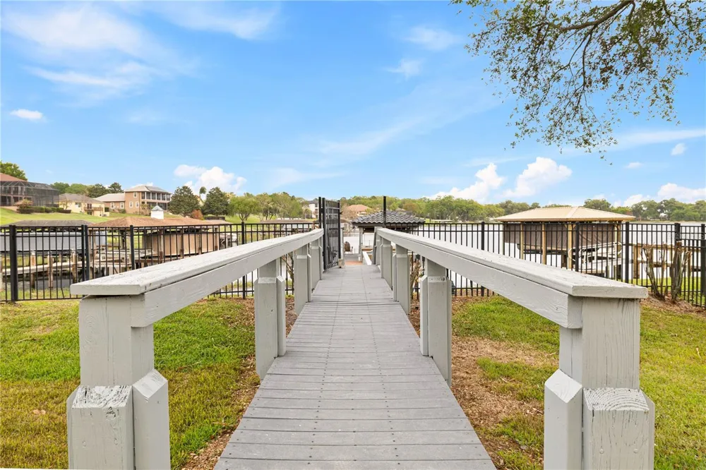 812 JOHNS POINT DRIVE Oakland, FL 34787