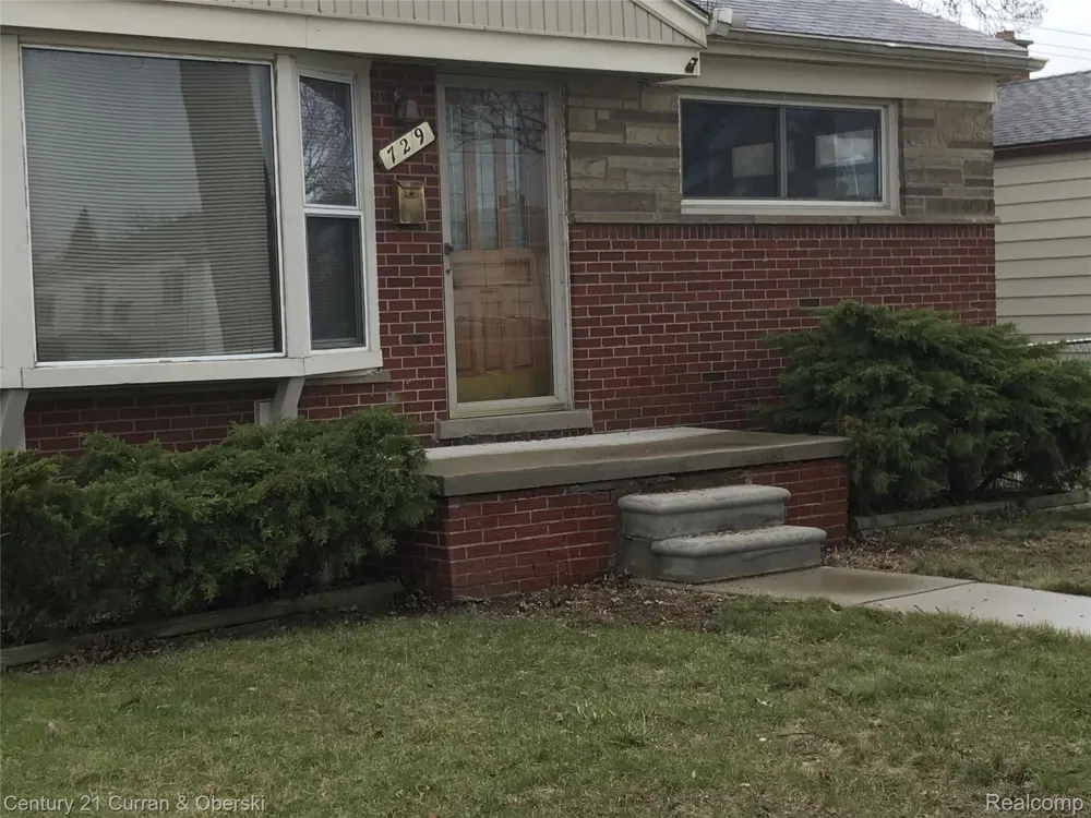729 Cleophus Parkway Lincoln Park City, MI 48146
