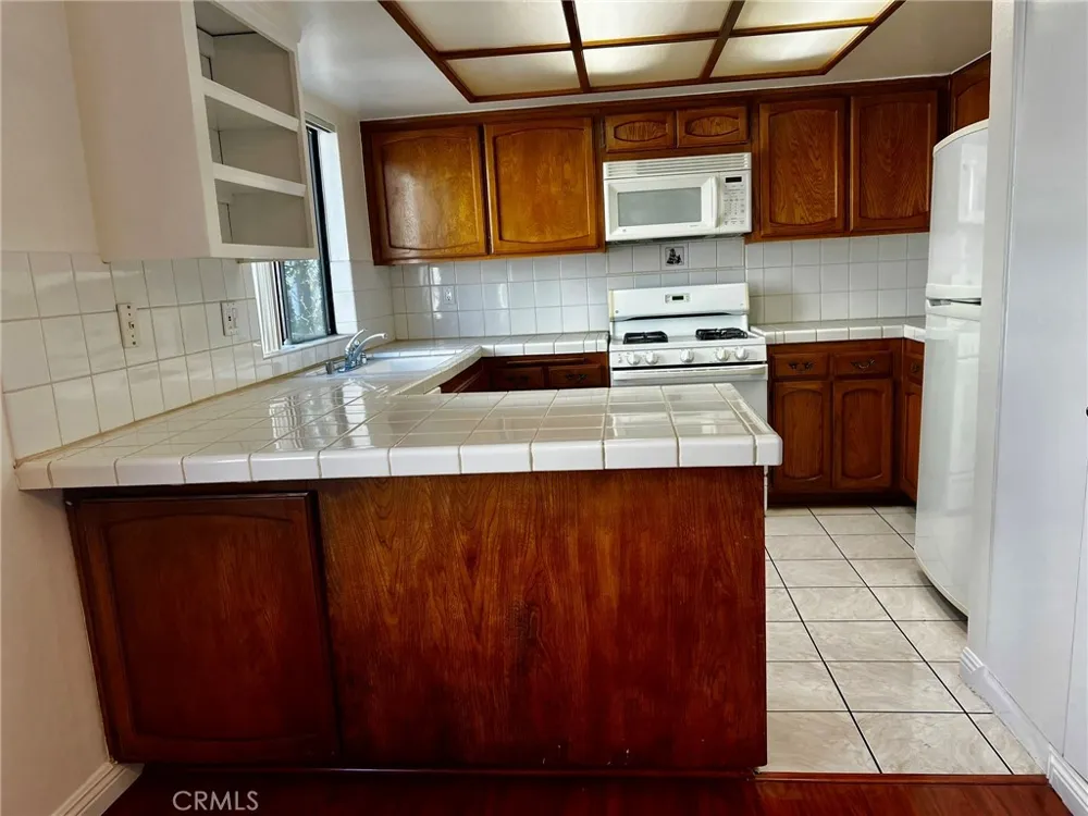 19451 Sherman Way #501 Reseda, CA 91335