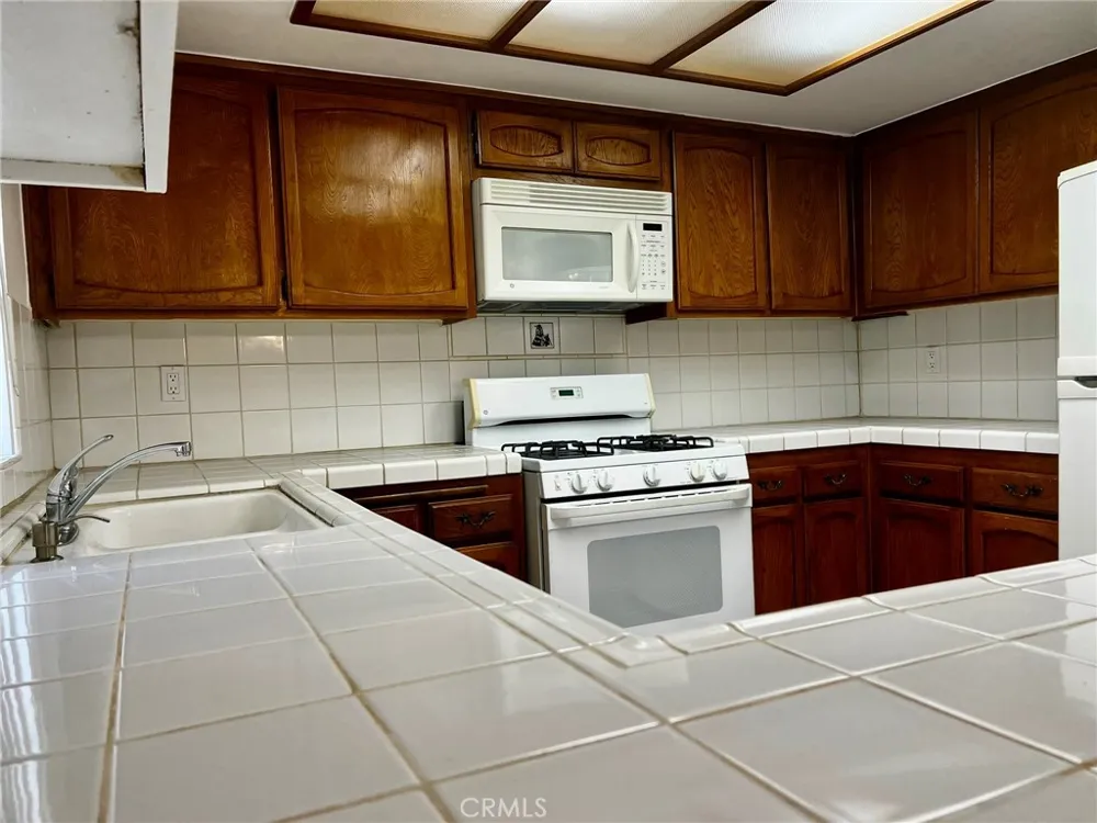 19451 Sherman Way #501 Reseda, CA 91335
