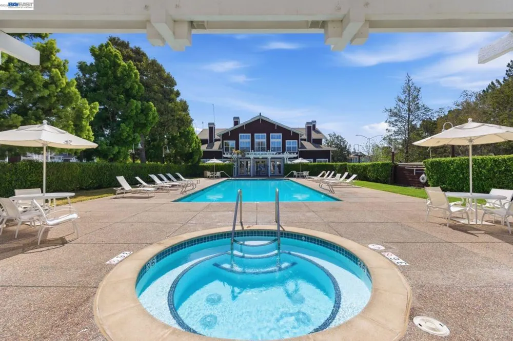22 Marina Lakes Dr Richmond, CA 94804