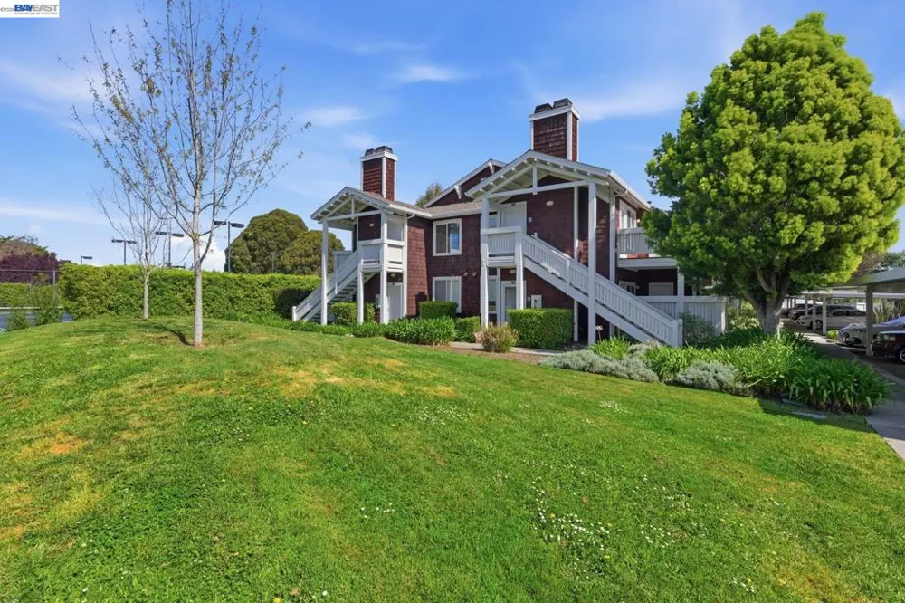22 Marina Lakes Dr Richmond, CA 94804