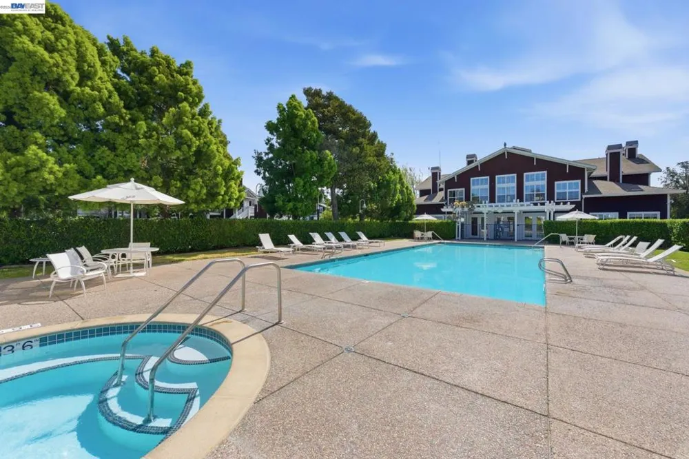 22 Marina Lakes Dr Richmond, CA 94804