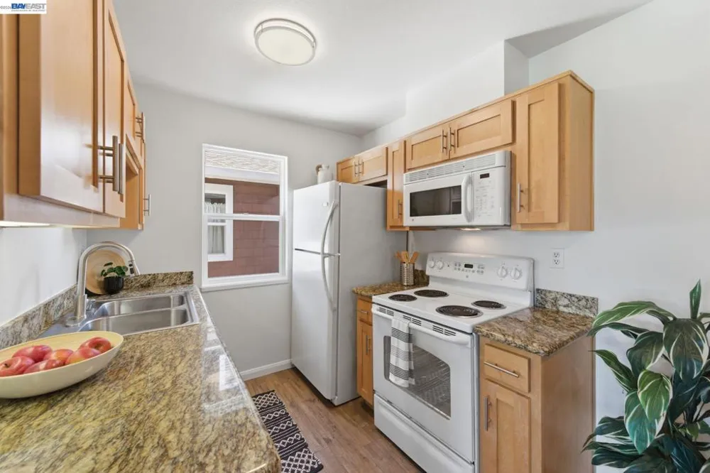 22 Marina Lakes Dr Richmond, CA 94804