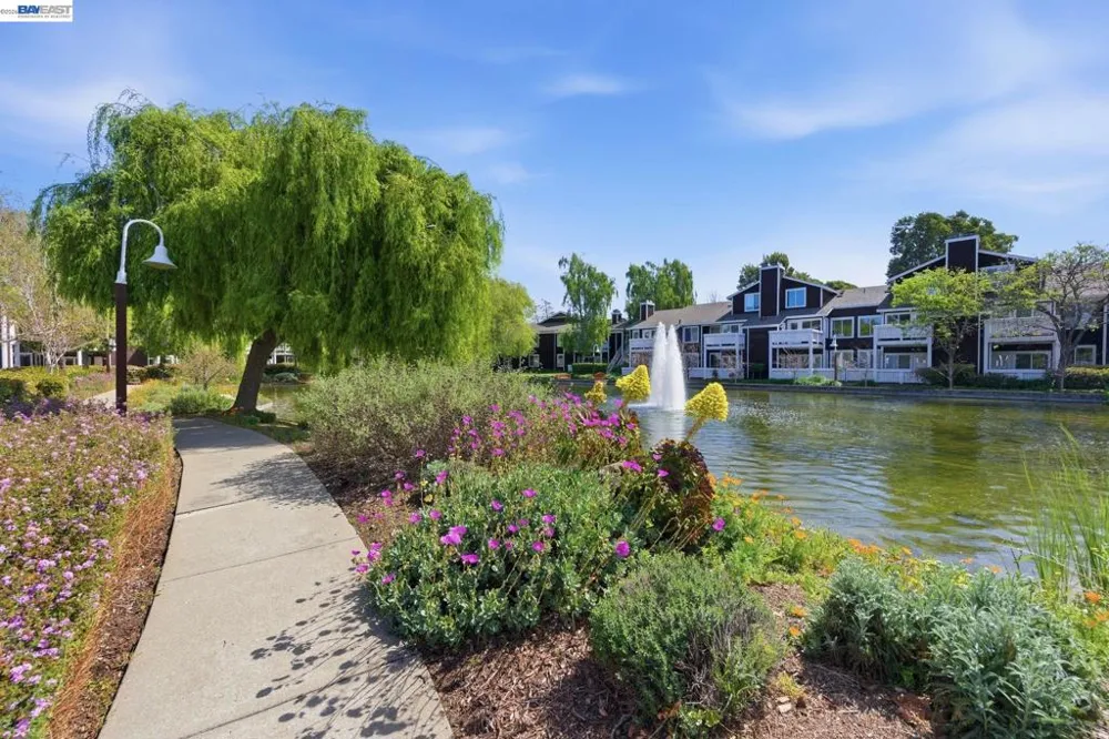 22 Marina Lakes Dr Richmond, CA 94804