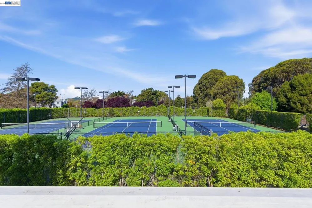 22 Marina Lakes Dr Richmond, CA 94804