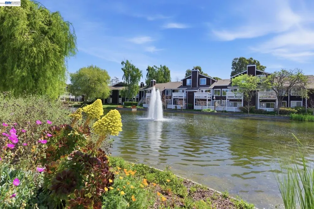 22 Marina Lakes Dr Richmond, CA 94804