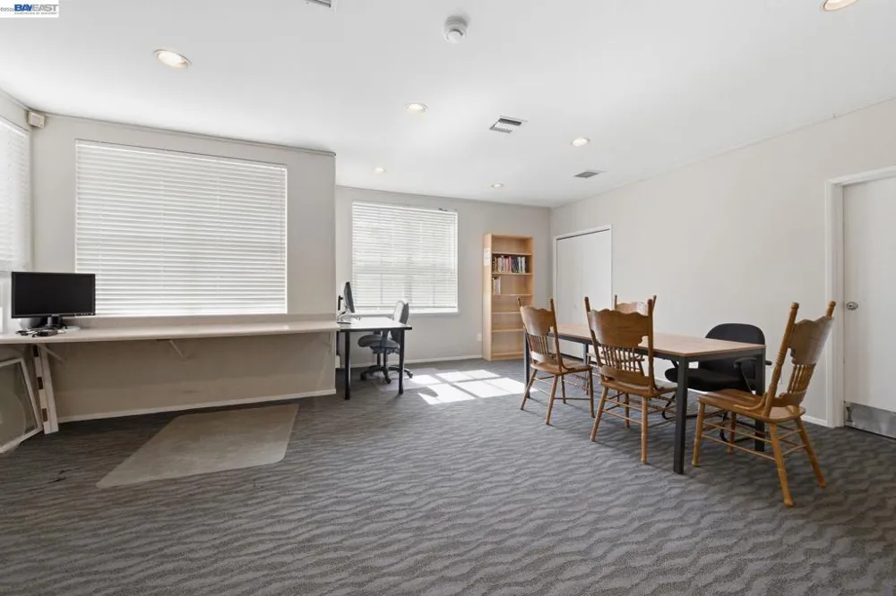 22 Marina Lakes Dr Richmond, CA 94804