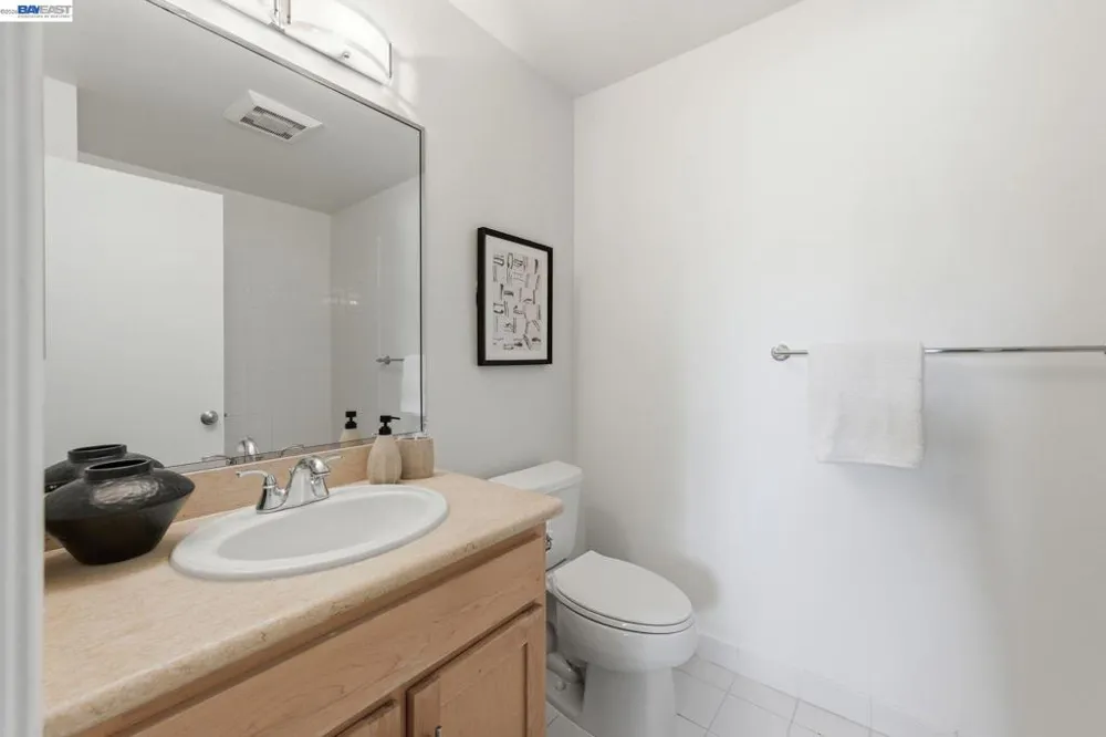 22 Marina Lakes Dr Richmond, CA 94804
