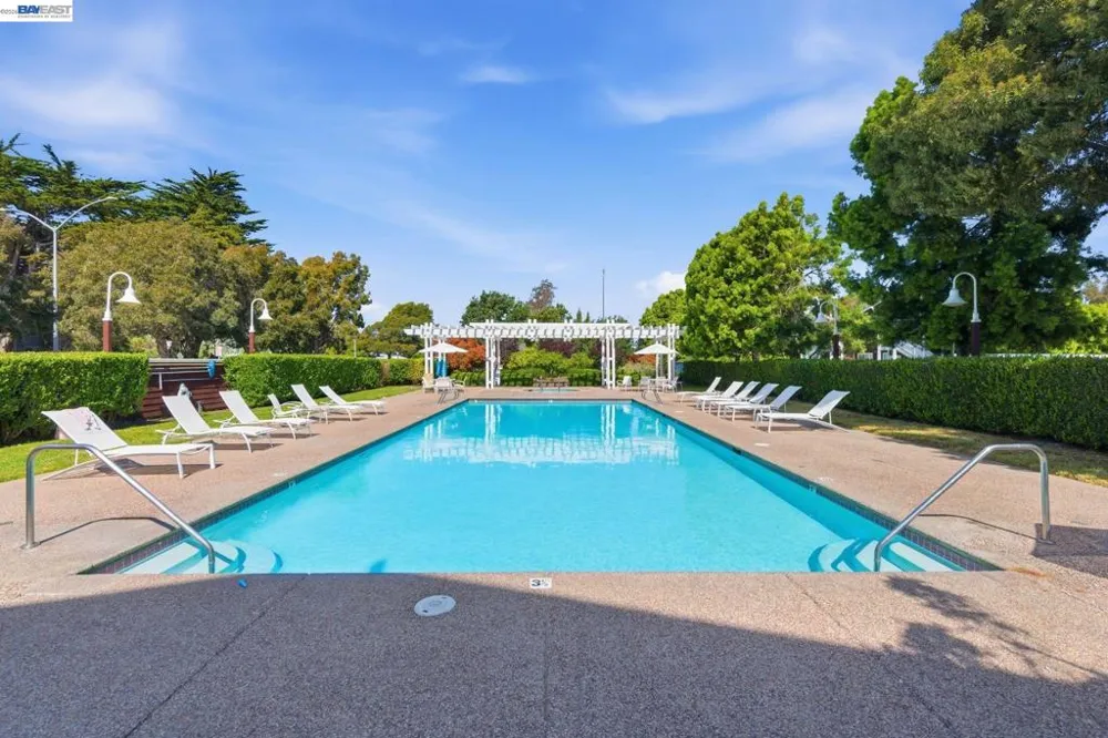 22 Marina Lakes Dr Richmond, CA 94804