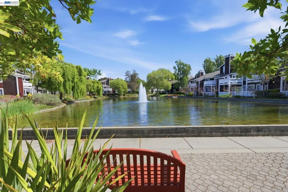 22 Marina Lakes Dr Richmond, CA 94804