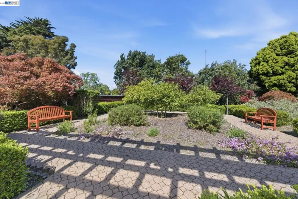 22 Marina Lakes Dr Richmond, CA 94804