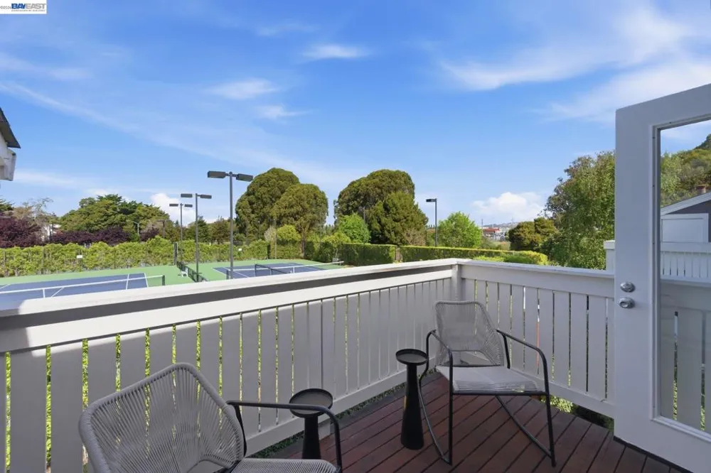 22 Marina Lakes Dr Richmond, CA 94804