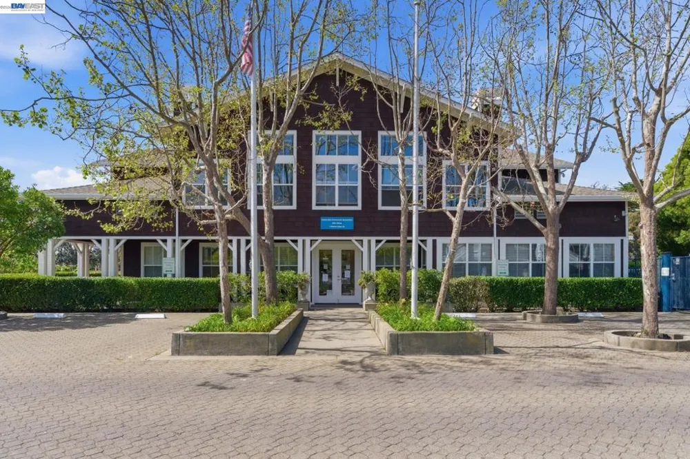 22 Marina Lakes Dr Richmond, CA 94804
