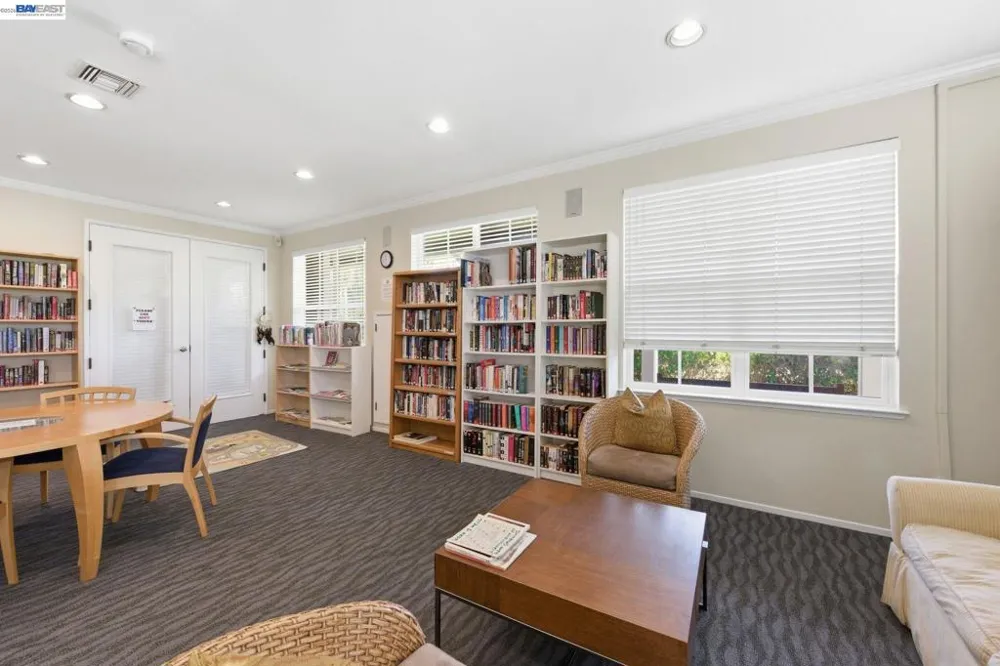 22 Marina Lakes Dr Richmond, CA 94804
