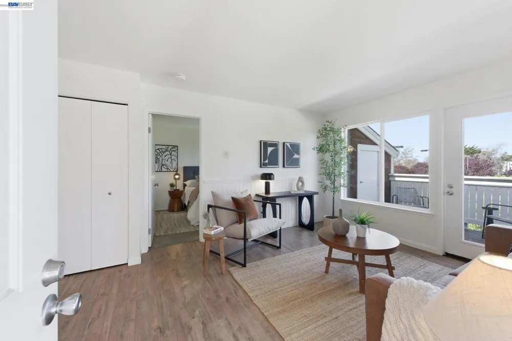 22 Marina Lakes Dr Richmond, CA 94804