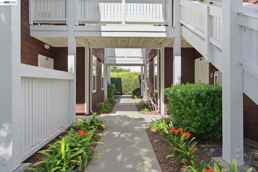 22 Marina Lakes Dr Richmond, CA 94804